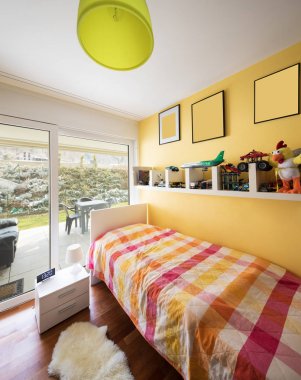 Bir raf toys-in tam çocuğun yatak odası