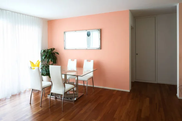 Salle à manger avec table en verre et chaises en cuir — Photo