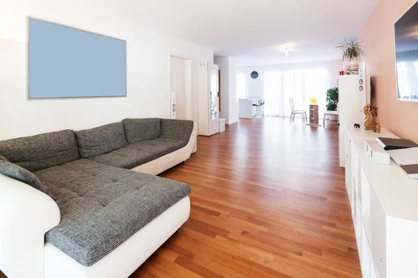 Prostorný obývací pokoj s velkou pohovkou — Stock fotografie