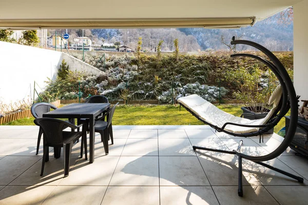 Veranda mit Garten und Gartenmöbeln. — Stockfoto