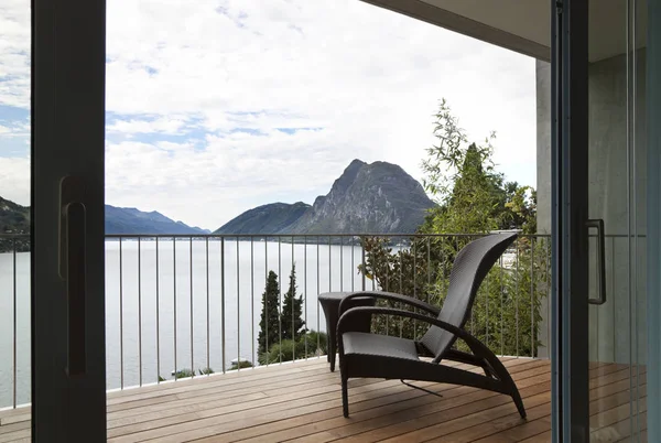 Apartment facing the lake — Stock Photo, Image