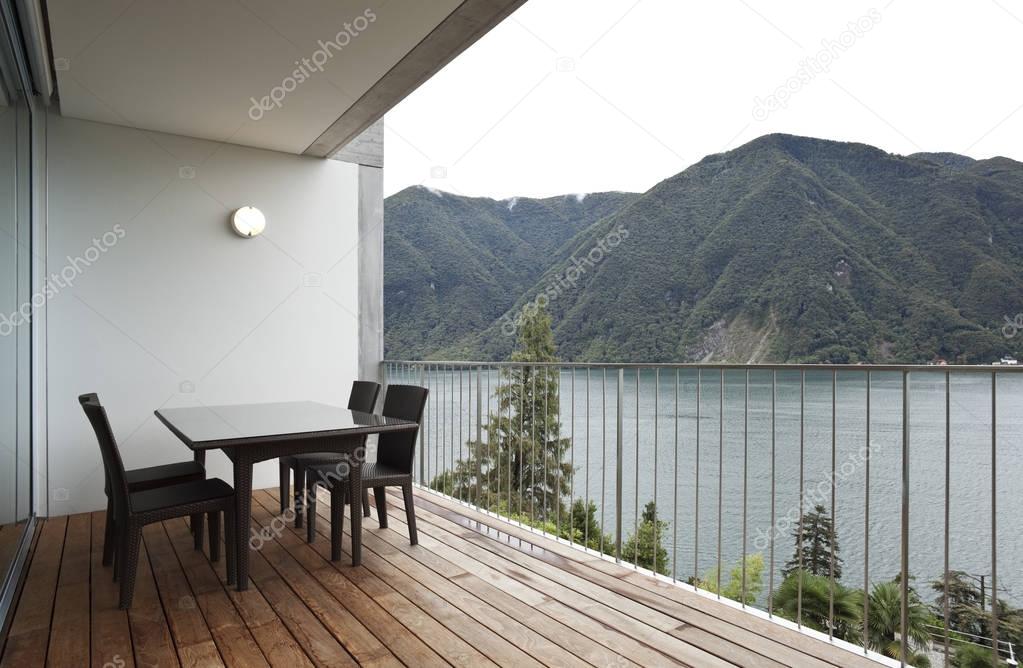 Apartment facing the lake