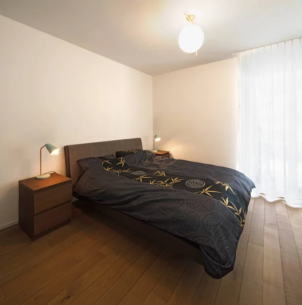 Современная спальня с тумбочками — стоковое фото