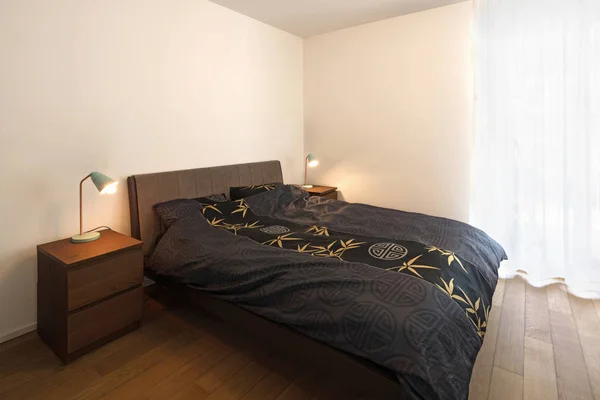 Dormitorio moderno con mesitas de noche — Foto de Stock