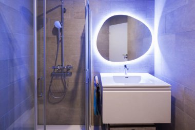 Mermer banyo arkadan aydınlatmalı ayna