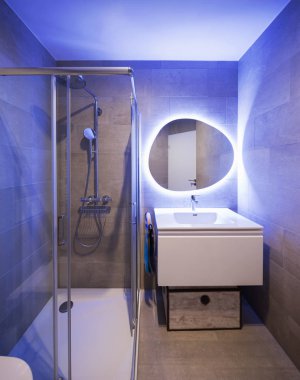 Mermer banyo arkadan aydınlatmalı ayna