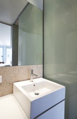 Modern apartmanın içinde.