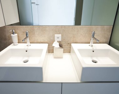 Modern apartmanın içinde.
