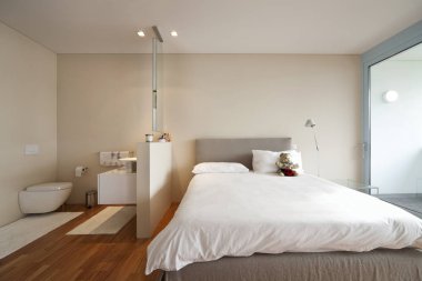 Modern apartmanın içinde.