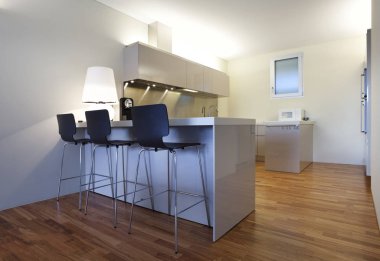 Modern apartmanın içinde.