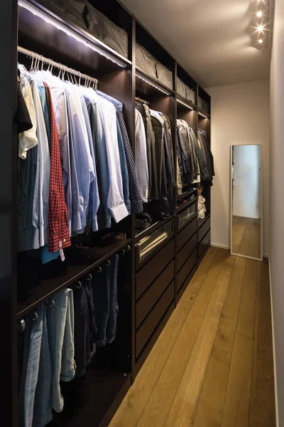 Walk-in garderob full av kläder — Stockfoto
