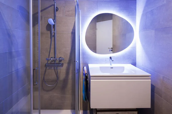 Moderno bagno in marmo con specchio retroilluminato — Foto Stock