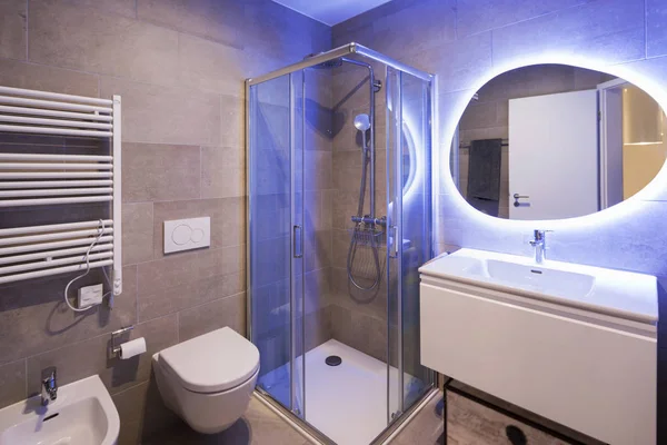 现代大理石浴室带背光镜 — 图库照片