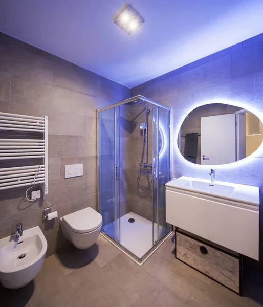 Moderno bagno in marmo con specchio retroilluminato — Foto Stock