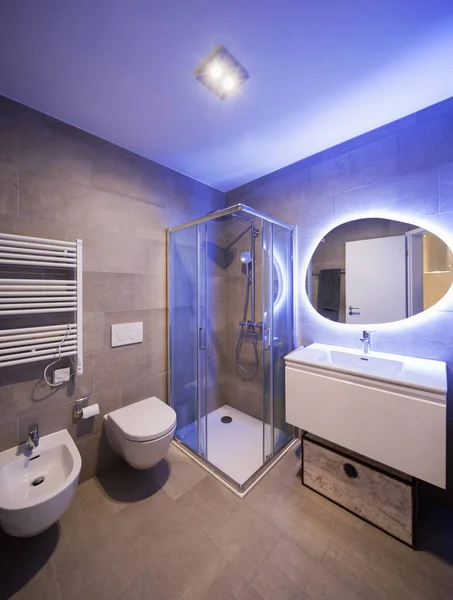 Moderno bagno in marmo con specchio retroilluminato — Foto Stock