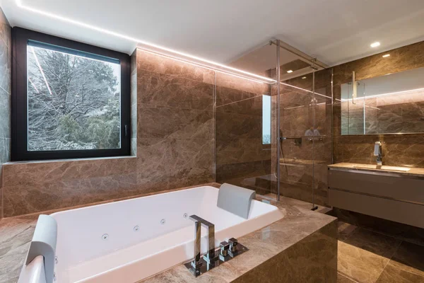 Luxusní mramorovou koupelnu s hydromasážní — Stock fotografie