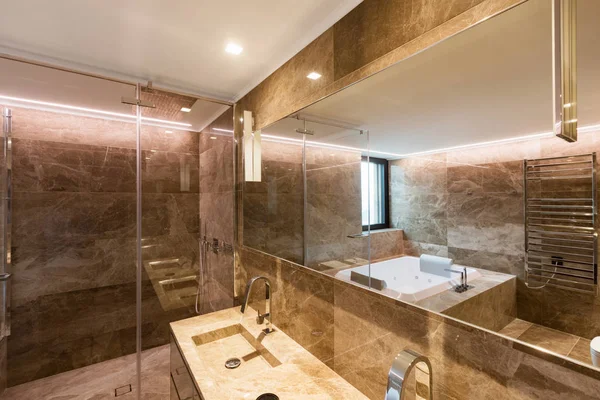 Luksusową marmurową łazienką z hydromasażem — Zdjęcie stockowe