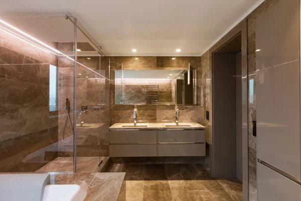 Luksusową marmurową łazienką z hydromasażem — Zdjęcie stockowe