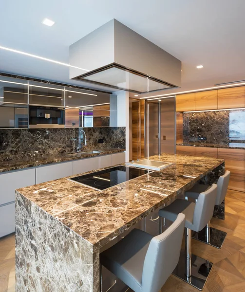 Cozinha moderna em mármore com ilha — Fotografia de Stock