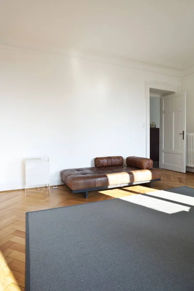 带家具的老式公寓 起居室 — 图库照片