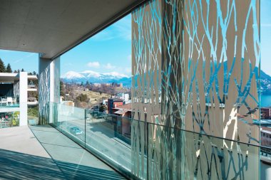 Balkon köşe modern bir dairede, boş ve modern