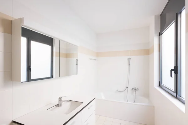 Interior of modern apartment, empty bathroom — Stock Photo, Image