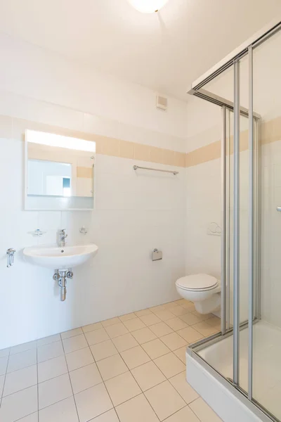 Interior de apartamento moderno, baño vacío —  Fotos de Stock