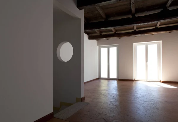 Interior do clássico apartamento rústico, quarto vazio — Fotografia de Stock
