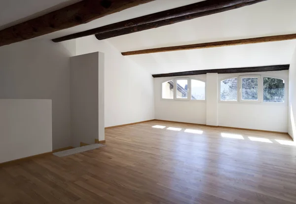 クラシックの素朴なアパートメント、空っぽの部屋のインテリア — ストック写真