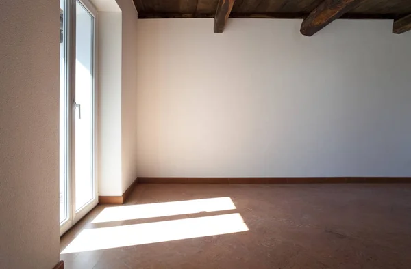 Interno di classico appartamento rustico, camera vuota — Foto Stock