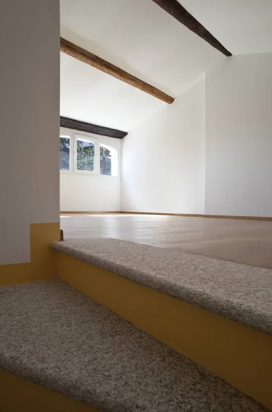 Innenraum der klassischen rustikalen Wohnung, Treppe — Stockfoto