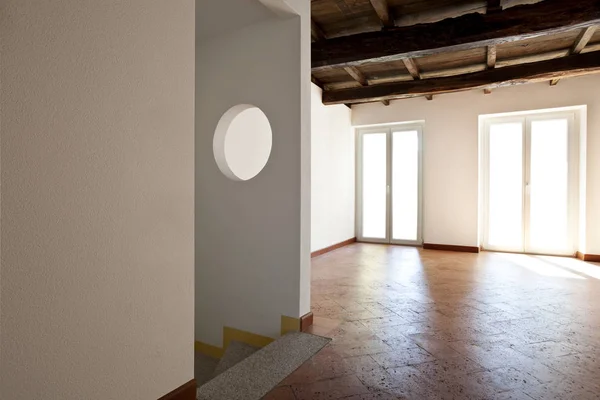 Interior do clássico apartamento rústico, quarto vazio — Fotografia de Stock