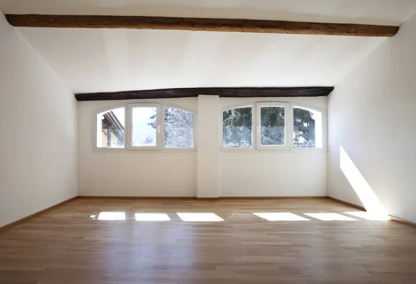 Интерьер классической деревенской квартиры, пустая комната — стоковое фото
