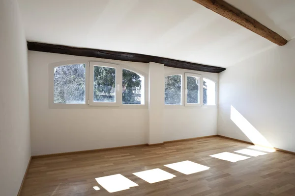 Innenraum einer klassisch rustikalen Wohnung, leeres Zimmer — Stockfoto