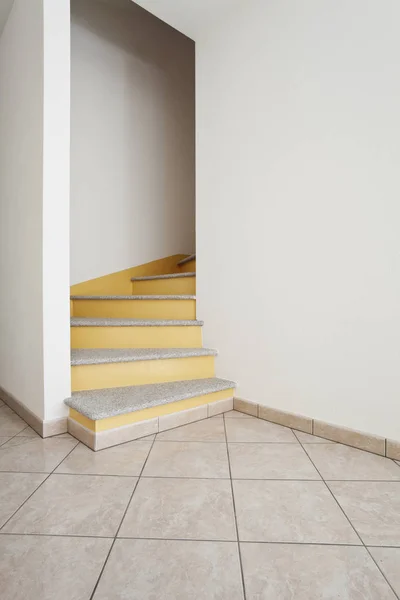 Intérieur de l'appartement rustique classique, escalier — Photo