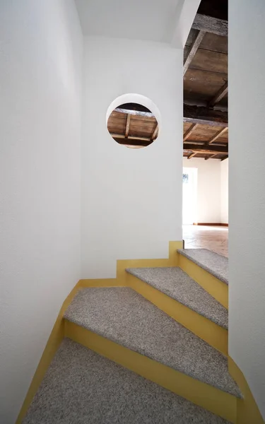 Interior do clássico apartamento rústico, escadaria — Fotografia de Stock