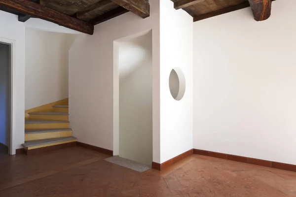 クラシックの素朴なアパートメント、空っぽの部屋のインテリア — ストック写真