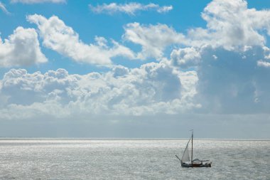 Gökyüzü, deniz ve bulutlar