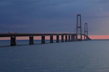 Storeb ltsbroen köprü günbatımı sırasında