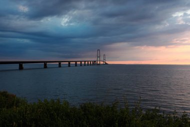 Storeb ltsbroen köprü günbatımı sırasında