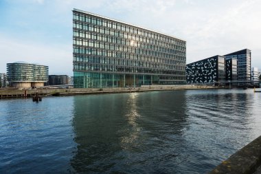 nehir üzerinde modern binalar