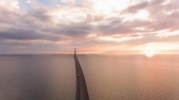 Van bovenaf bekijken van brug bij zonsondergang — Stockfoto