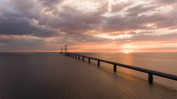 Van bovenaf bekijken van brug bij zonsondergang — Stockfoto