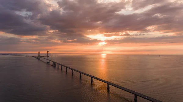 Vista de cima da ponte ao pôr do sol — Fotografia de Stock
