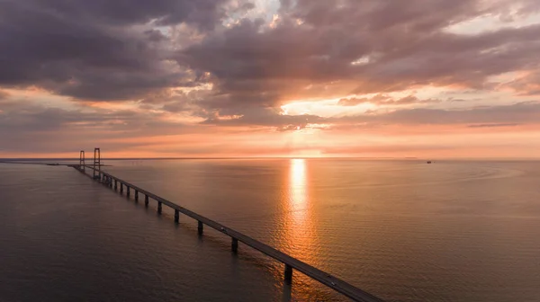 Вид зверху мосту під час заходу сонця — стокове фото