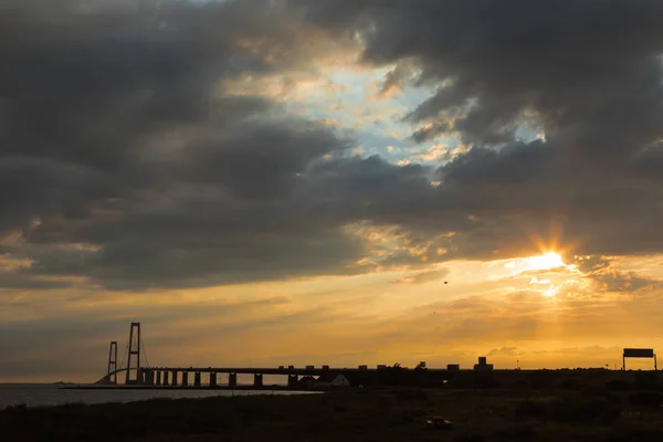 Storeb jalá puente broen durante el atardecer —  Fotos de Stock