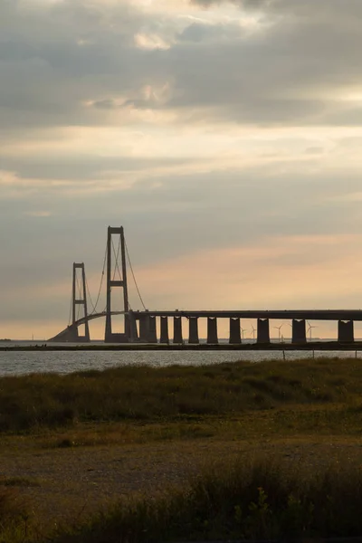 Storeb jalá puente broen durante el atardecer —  Fotos de Stock