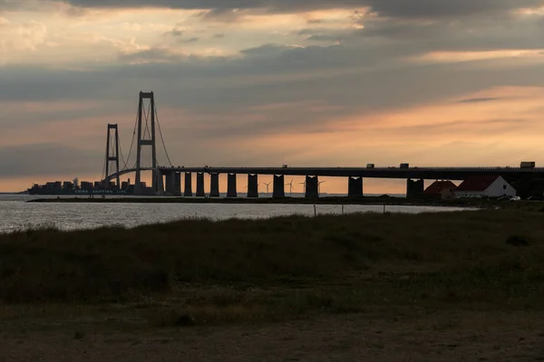 Storeb ltsbroen brug tijdens zonsondergang — Stockfoto