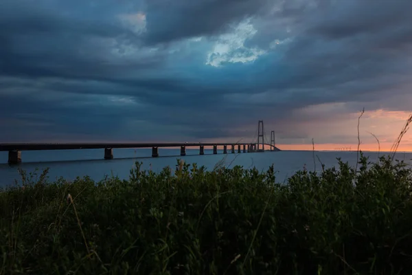 Ponte de Storeb challtsbroen durante o pôr do sol — Fotografia de Stock