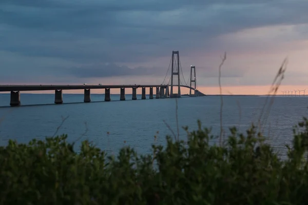 Ponte de Storeb challtsbroen durante o pôr do sol — Fotografia de Stock